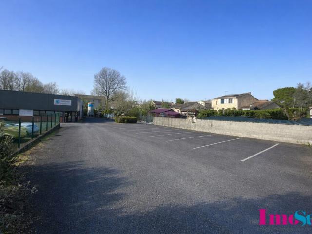 ENTREPOT à vendre