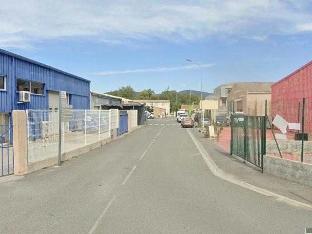 Entrepôt à vendre dans Zac de Cogolin à usage mixte avec une. m² Cogolin
