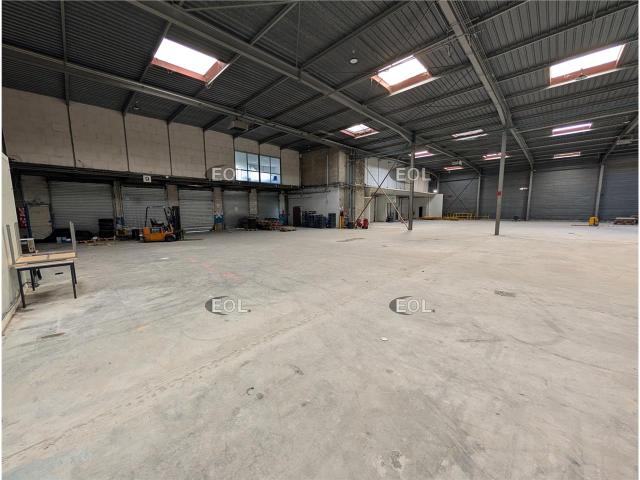 Entrepôt à vendre Orly 20 quais et bureaux R+1