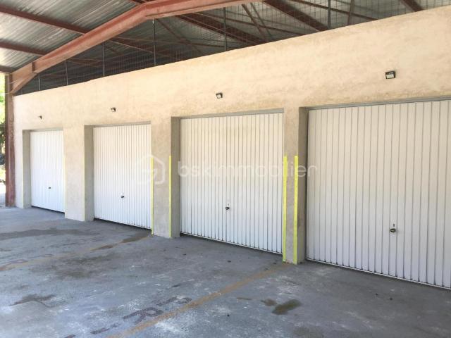 ENTREPÔT AMÉNAGÉ EN GARAGES ET PARKINGS CLUSES CENTRE IDÉAL INVESTISSEMENT OU DÉVELOPPEMENT FONCIER ZONE CONSTRUTIBLE CENTRE CLUSES