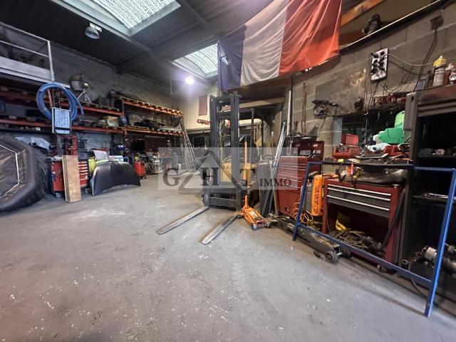 Entrepôt + bureaux 220 m²