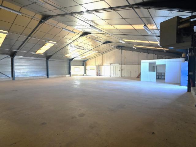 Entrepôt de 400m2 zone industrielle d'Allex