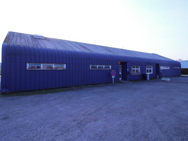 Entrepôt de 430 m2 en zone artisanale Emplacement stratégique à l’entrée de Grand Bourg