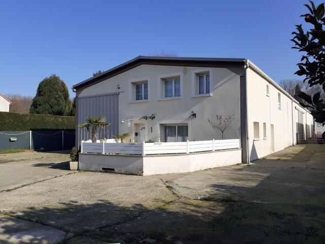 Entrepôt de 520 m2 avec maison 4 pièces de 135 m2 sur un terrain de 2437 m2