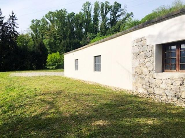 Entrepôt de 220 m2 avec terrain attenant d'environ 3 500 m2 clos