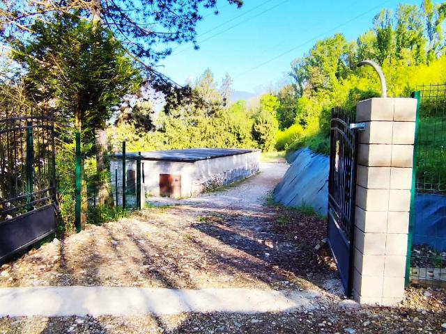 Entrepôt de 220 m2 avec terrain attenant d'environ 3 500 m2 clos