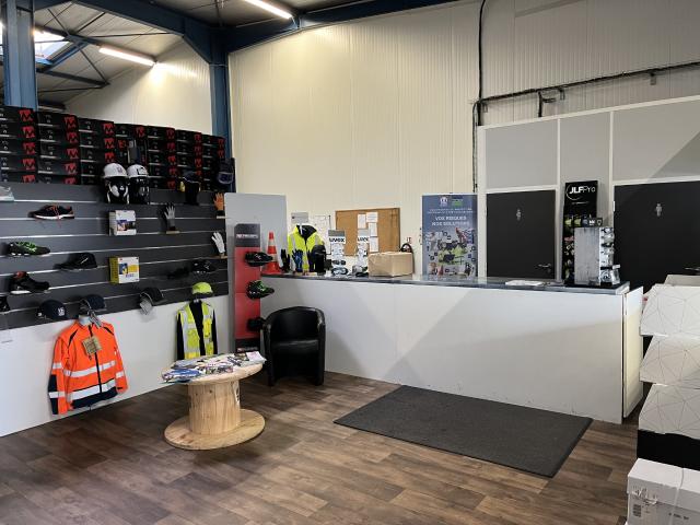 Entrepôt de 300 m2 dont 50 m2 de bureau
