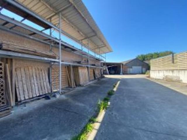 Entrepôt, showroom et grand espace extérieur à vendre