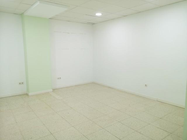 Entresuelo comercial con una superficie de 180 m2 en la zona de Chimeneas San Fermín, Elche