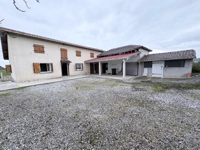 Prix à la baisse pour cette belle maison avec dépendances et vaste terrain pourrait bien être votre prochain coup de cœur !