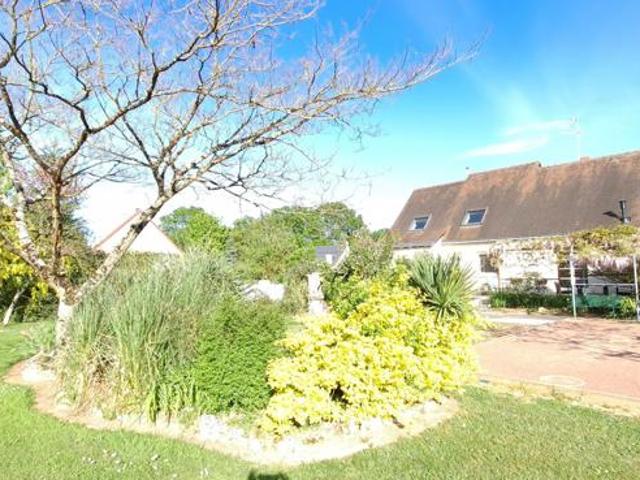 Envie d'espace, de lumière et de nature à seulement quelques minutes de Tours ? Cette maison est faite pour vous