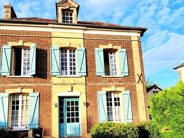 Gaillon centre ville Maison de Maître fin 19ème 1870 de 137 m2 4 chambres sur 1.200 m2 de terrain plat Prix: 233.000