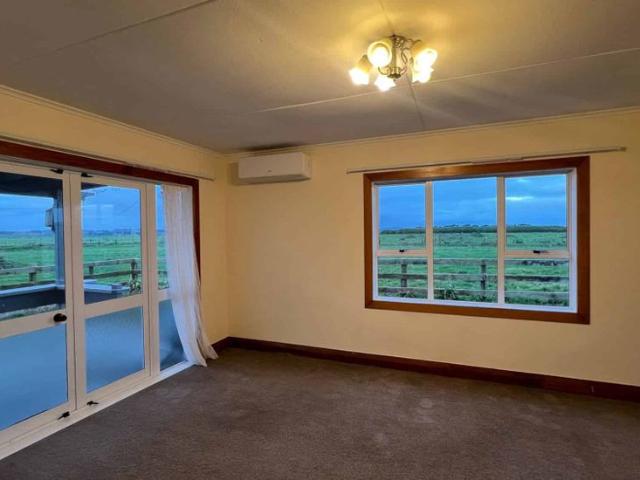 Escape to the Country: Charming 3 Bedroom Farm.