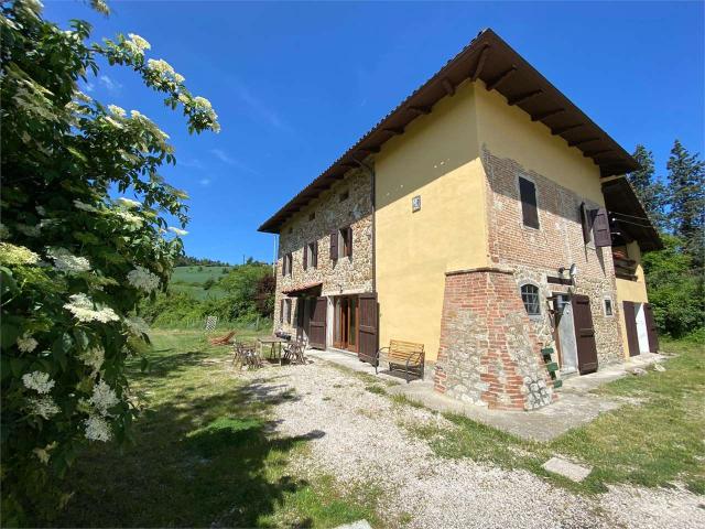 ESCLUSIVO CASALE IN COLLINA CON GIARDINO PRIVATO E TERRAZZA