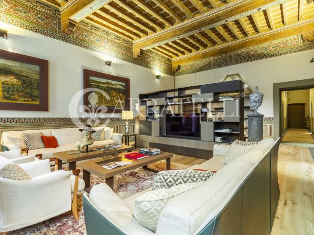 Esclusivo appartamento affrescato al primo piano di Palazzo. 323m² Firenze