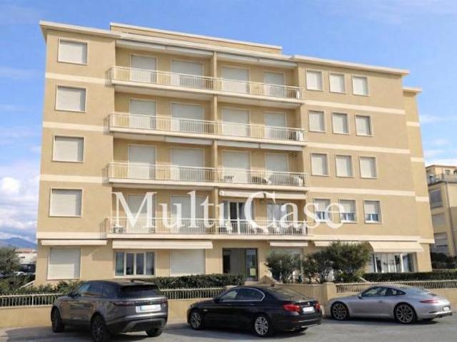 ESCLUSIVO APPARTAMENTO FRONTE MARE – PASSEGGIATA LIDO DI CAMAIORE LU