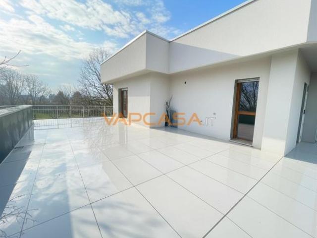Esclusivo Attico Moderno con Terrazza Panoramica a Livello