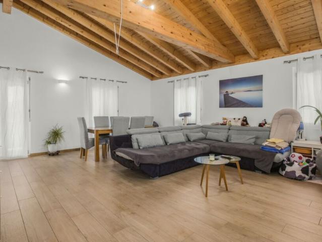 ESCLUSIVA CASA TRIFAMILIARE 8.5 LOCALI CON GROTTINO A MELANO