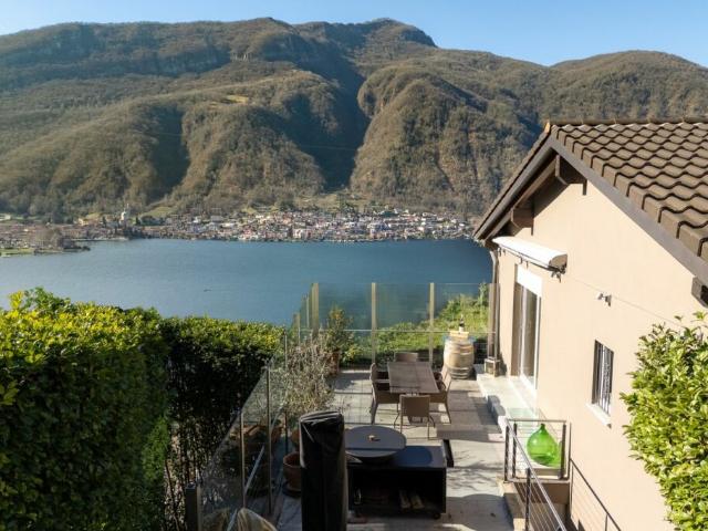 Esclusiva Casa immersa nella natura vista lago a 180°