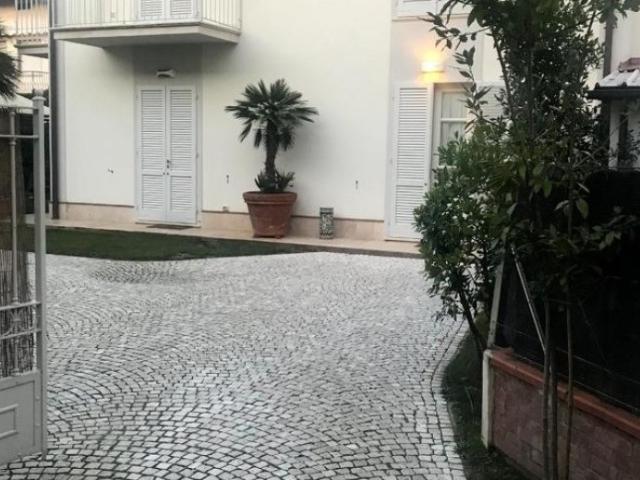 ESCLUSIVA AFFITTASI VILLA APPENA REALIZZATA NEL CENTRO DI VITTORIA APUANA