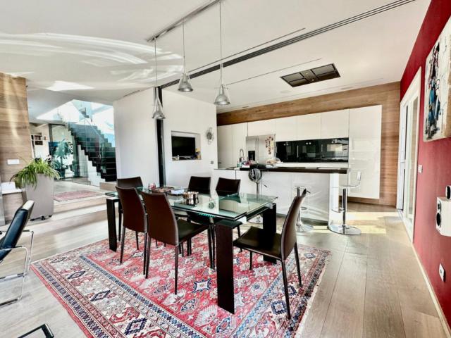ESCLUSIVA E MODERNA VILLA 5.5 CON AMPIO GIARDINO A COLDRERIO