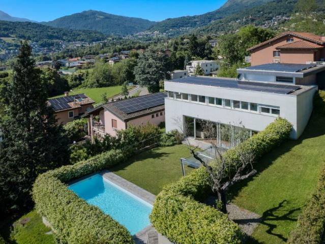 ESCLUSIVA VILLA 6.5 LOCALI CON PISCINA E GIARDINO A CADRO