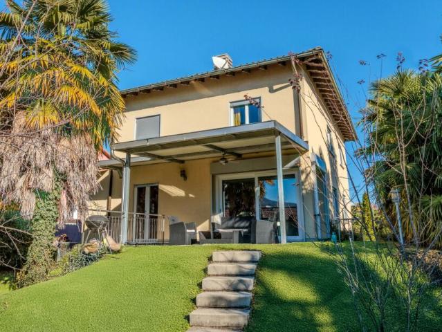 ESCLUSIVA VILLA 6.5 VICINA AL LAGO CON GIARDINO A CASLANO