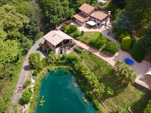 Esclusiva villa da 7.5 locali immersa nel verde con dépendance e laghetto