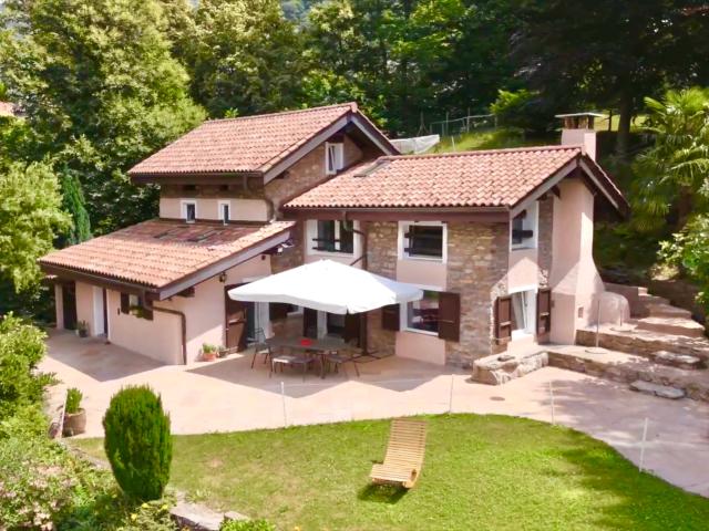 Esclusiva villa da 7.5 locali immersa nel verde con dépendance e laghetto