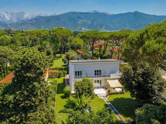 Esclusiva villa di 220 mq in vendita Via Livorno, Massa, Massa Carrara, Toscana