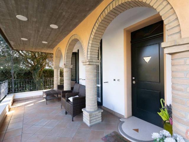 Esclusiva villa di 290 mq in vendita Via Lario, Ravenna, Emilia Romagna