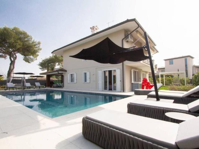 Esclusiva villa di 303 mq in vendita Via Giunio Bruto, Desenzano del Garda, Lombardia