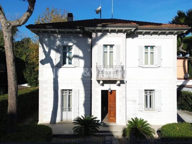 Esclusiva villa di 384 mq in vendita Viale Francesco Baracca, 36, Riccione, Emilia Romagna