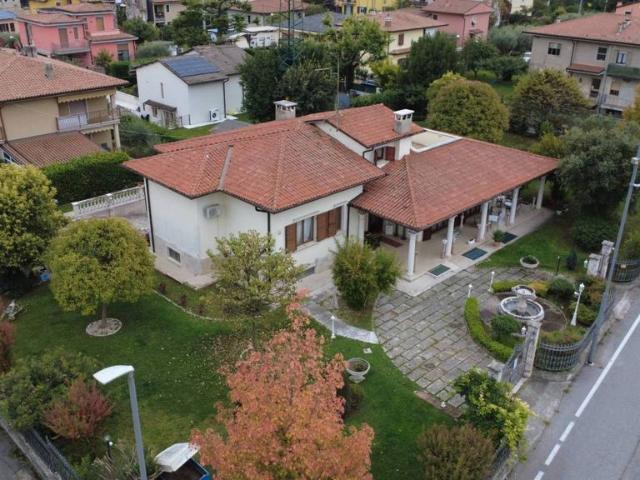 Prestigiosa villa di 420 mq in vendita Bussolengo, Italia