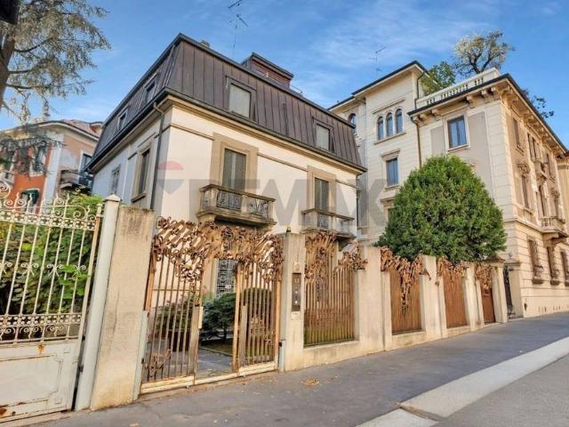 Esclusiva villa di 449 mq in affitto Milano, Lombardia