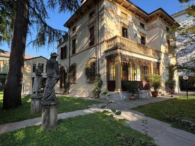 Esclusiva villa di 479 mq in vendita Via della Pace, 5, Verona, Veneto