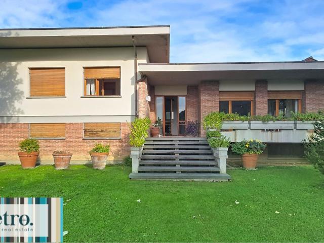 Esclusiva villa di lusso in stile anni '80, caratterizzata d. 398m² Capannori