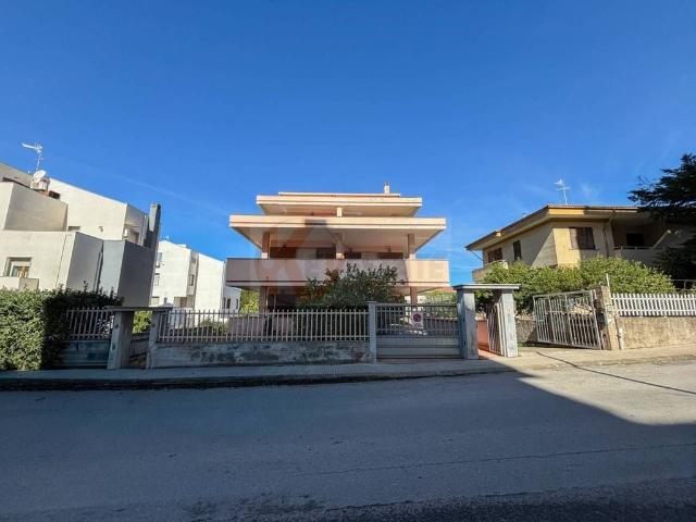 Esclusiva villa in vendita via Gorizia, 30, Sassari, Sardegna