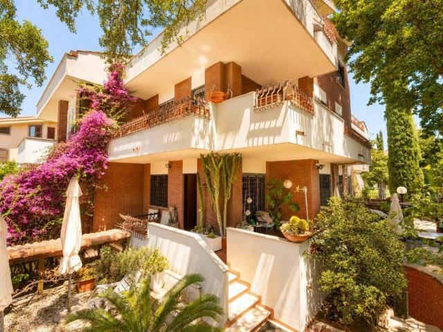 Prestigiosa villa di 258 mq in vendita Via Focilide, Roma, Lazio