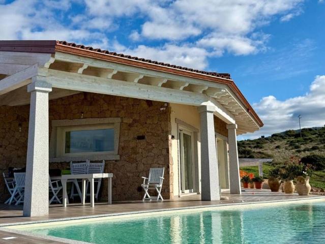 Esclusiva villa in vendita Isola Rossa, Trinità d'Agultu e Vignola, Sardegna