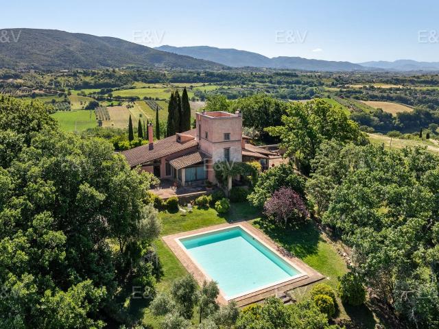 Esclusiva villa panoramica con vista aperta sulle colline tr. 675m² Calvi dell'Umbria