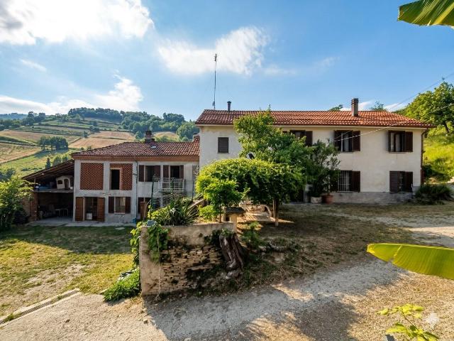 Escluso Resort Panoramico nell'Ambito di Calosso: Due Case d. 323m² Calosso