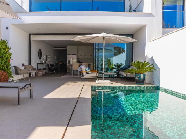 Escondida atrás de um pátio encantador, esta joia revelar se. 416m² Lagos