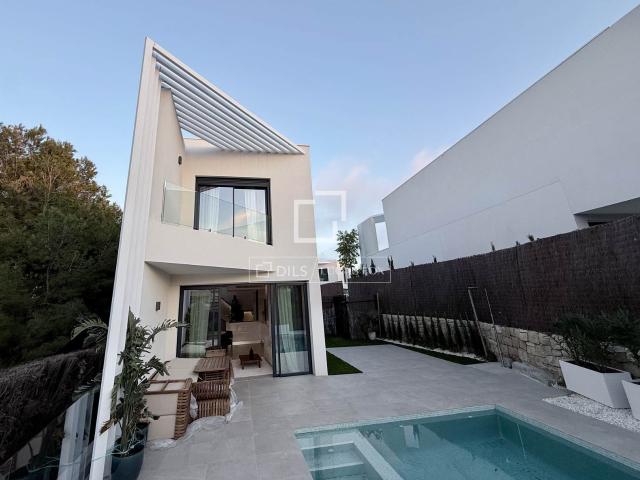Escondida en una comunidad cerrada segura y meticulosamente. 230m² San Juan