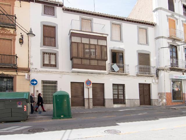 Escpecatcular Casa Edficicio en el Centro de Baza