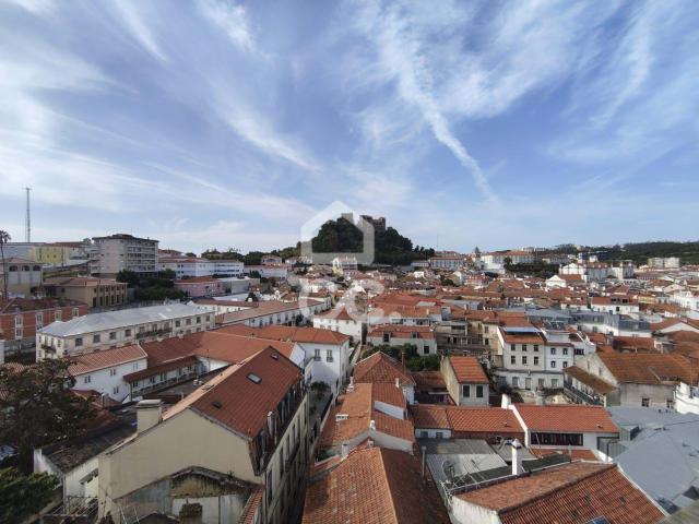 Escritório Moderno com Vista Urbana em Leiria