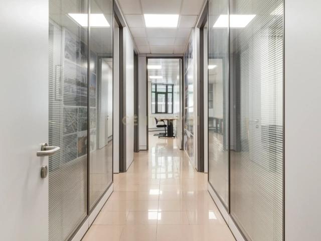 Escritório moderno com 5 Salas e 2 lugares de Parqueamento, junto ao Metro. Para Arrendar!