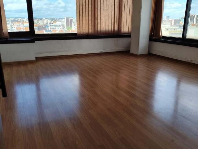 Escritório na Avenida 5 de Outubro em Lisboa com 2 lugares de garagem