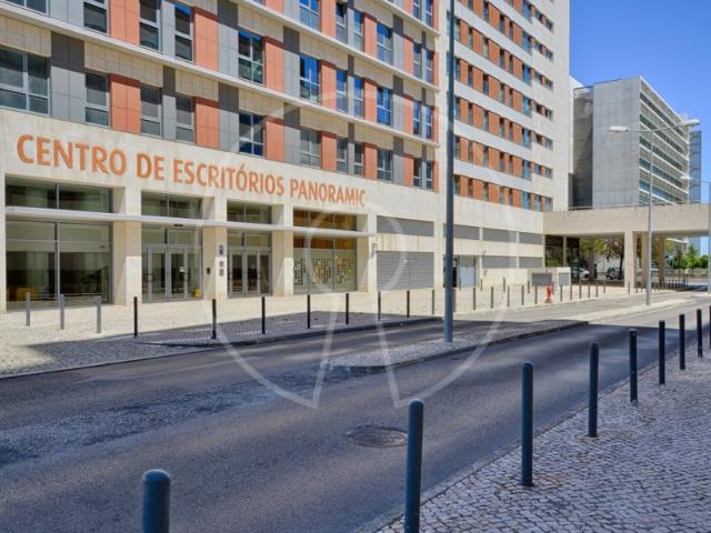 Escritório no Parque das Nações em condomínio fechado