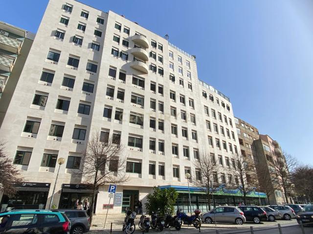 Escritório com 849 m2 na Av. Columbano Bordalo Pinheiro, Lisboa